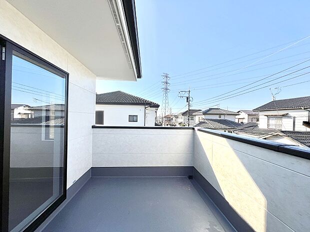 ゆったりバルコニーだから沢山お洗濯ものを干せます。