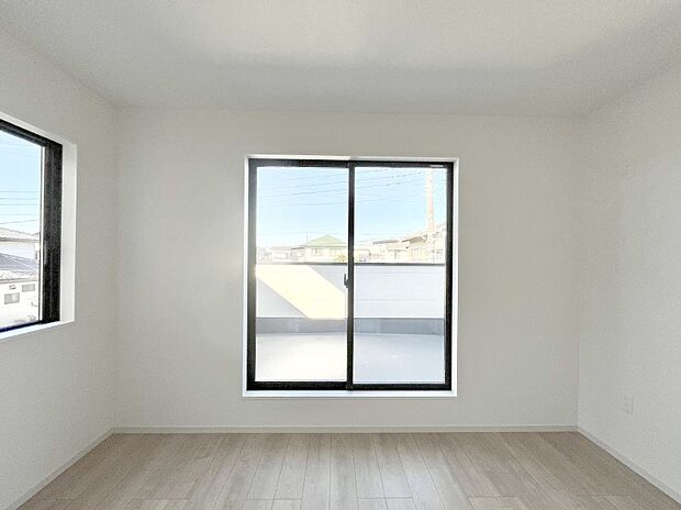 明るいバルコニーサイドに洋室を設置。目覚めの良い寝室に。 