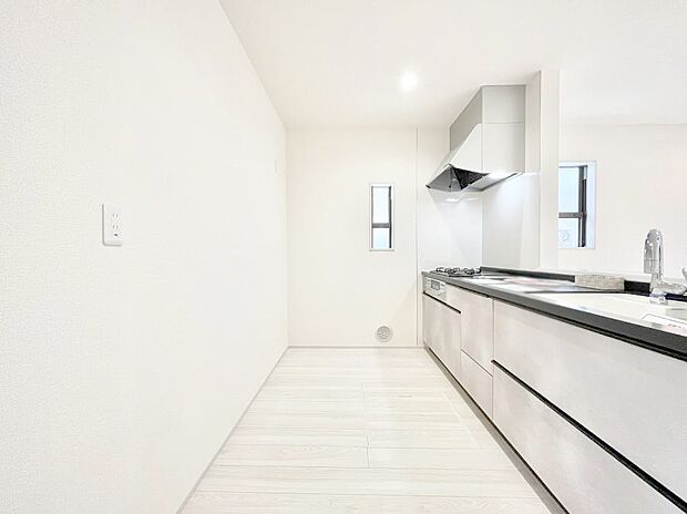 〜Kitchen〜　自然光が入る窓のあるキッチン☆毎日使う場所だからこそ、使い勝手を考慮しました。ゆったりとしたキッチンコーナーは質感豊かな仕上がりとなっております。