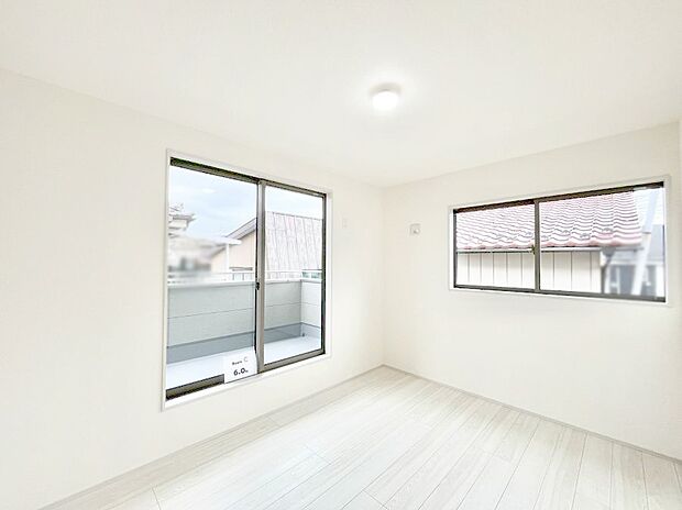 〜Bed Room〜　2面採光を確保した明るい室内は、風通しも良く、大変居心地の良い空間となっております。爽やかな風を感じて起きる朝は、快適生活の始まりに！日当たりや通風がとても良い住まい♪