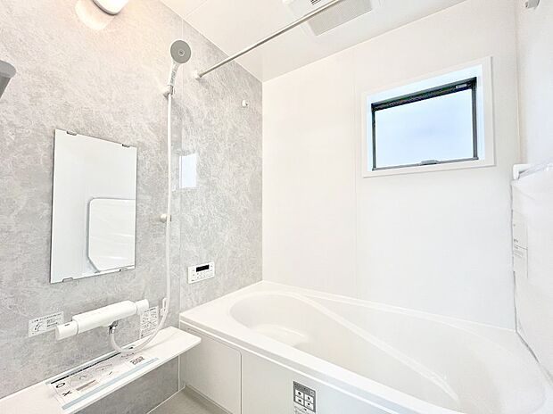 〜Bath Room〜　落ち着いた雰囲気の浴室で明日に向けてリフレッシュ。浴室乾燥機能も付いているので隣の洗濯機置き場で洗い上がった洗濯物を、雨の日も天気を気にせず乾燥させることも可能です。