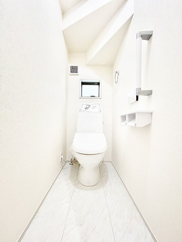 〜Toilet〜　綺麗・スッキリ・快適なウォシュレット付トイレでくつろげる空間です。1、2階共にトイレスペース！採光もあり明るく、快適空間となっております♪毎日使う場所だからこその配慮です！