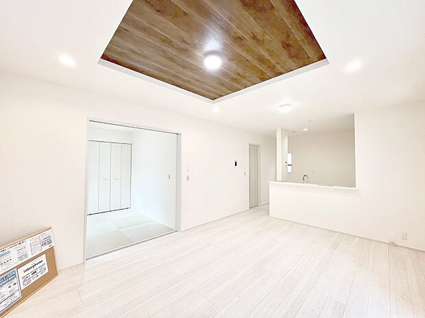 〜Living〜　ここにはみんなが集い、食事と楽しい会話が始まる。話に夢中になりすぎて、ついつい時を忘れ夜半過ぎになってしまう。そんな束の間の幸せを感じさせてくれる場所でありたい。