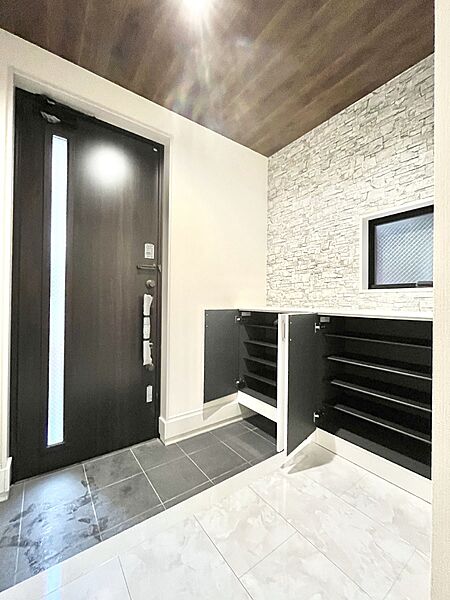 たっぷり収納できるシューズボックスで家族全員の靴も、玄関すっきり。