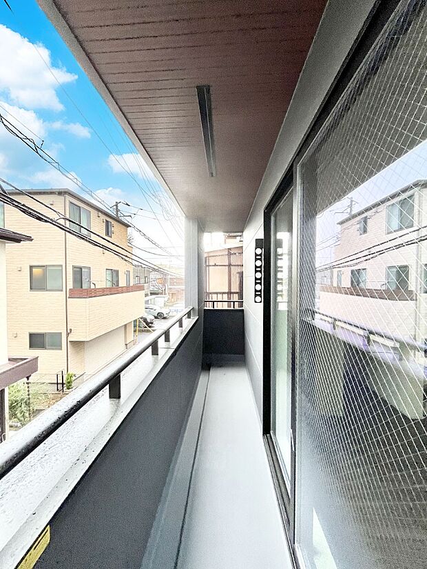 暖かな陽光が降り注ぐバルコニーはお洗濯におすすめ。爽やかな風も心地よいです。