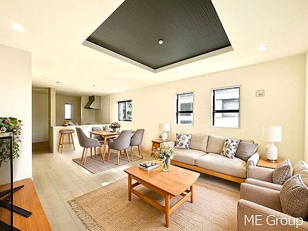 〜Living〜　家族の会話や笑顔が行き交うリビングです。子大きなソファやダイニングテーブルでゆったり食事をしたりくつろぎたい♪そんな夢が叶えられる空間です！※家具はCGです