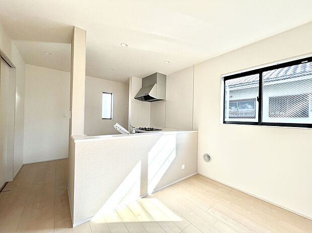 〜Kitchen〜リビングが見渡せるカウンターキッチン。料理をしながら家族とコミュニケーションをとれるだけでなく、大きな開放感も得ることができます。  お子様の成長も感じることができますね！