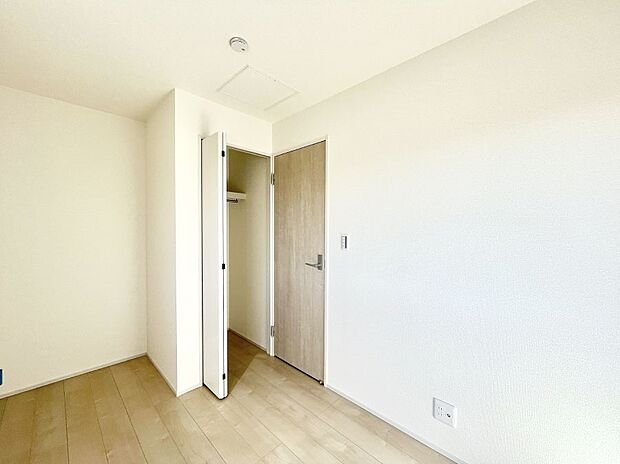 〜Bed Room〜  全居室には収納クローゼットを完備！普段使いのお洋服や小物はもちろん、季節物のお洋服などもしっかりと整理整頓おしまい頂けます。  居室空間を広く使用できますね。