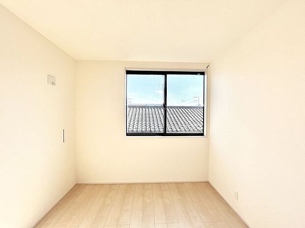 〜Bed Room〜　木の温もりがやさしいフローリングは安らぎをもたらすプライベート空間。明るめのフローリングですので、壁紙ともマッチし、お部屋を更に広く見せてくれる効果も。