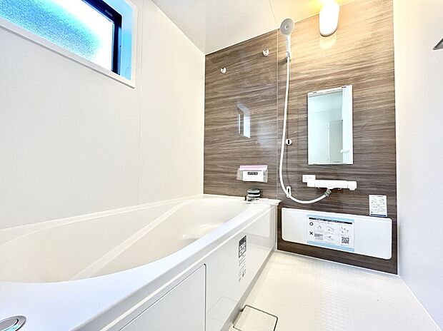 〜Bath Room〜　窓付きのバスルームは、採光もあり明るく気持ちの良い空間です。窓があることで、換気環境も良好。ゆったり寛げるバスルームで、毎日のバスタイムが楽しみになりそうです。