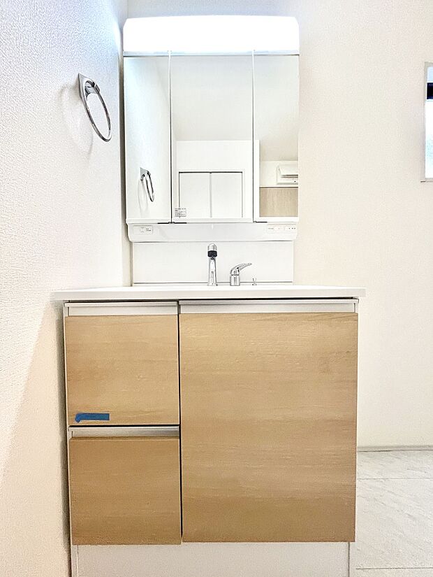 〜Dressing Room〜　十分な大きさの洗面台は収納もさる事ながら、身だしなみチェックや歯磨きなど、朝の慌ただしい時間でもホテルライクなスペースで余裕とゆとりを感じて頂けます。