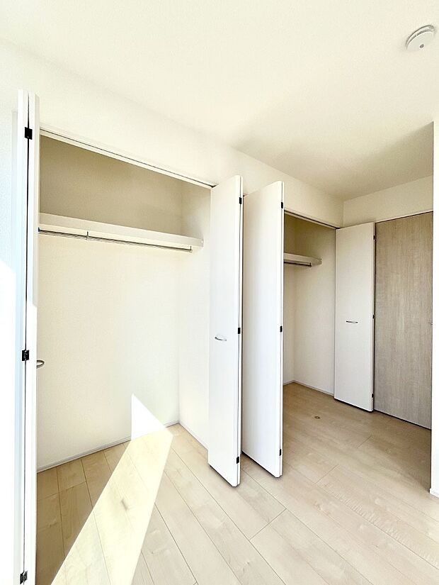 〜Closet〜　壁面クローゼットがあればタンスを置く必要がなく、出っ張りのないスッキリ空間を維持できます。限られたスペースを有効に活用できそう。季節の衣類や趣味の品などたっぷり収納出来ますね♪