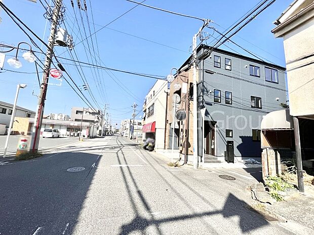 〜Exterior〜　前面道路は閑静な住宅地をはしる車通りの少ない道路。駐車の出し入れもらくらくです！ご不明点・現地見学のご希望は、お気軽にお問い合わせください！