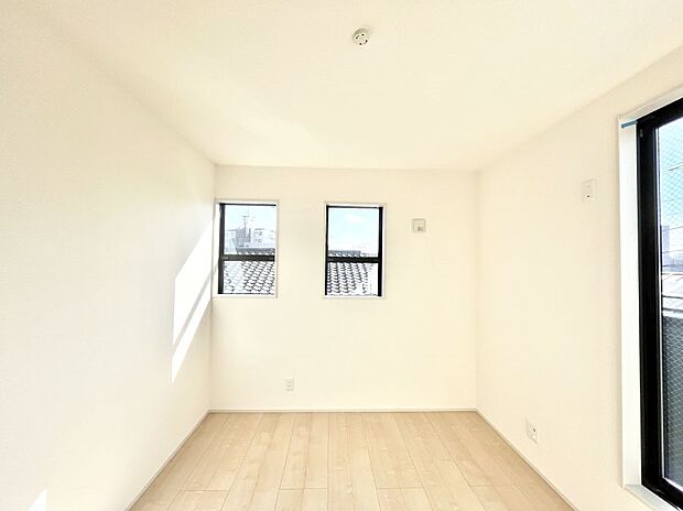 〜Bed Room〜　2面採光を確保した明るい室内は、風通しも良く、大変居心地の良い空間となっております。爽やかな風を感じて起きる朝は、快適生活の始まりに！日当たりや通風がとても良い住まい♪