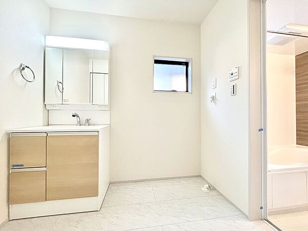 〜Dressing Room〜　暗くなりがちな洗面所も窓があると採光と換気が可能なので気持ちよくお使い頂けます。三面鏡タイプの洗面台は鏡裏収納で散らかりがちな洗面所もスッキリ♪