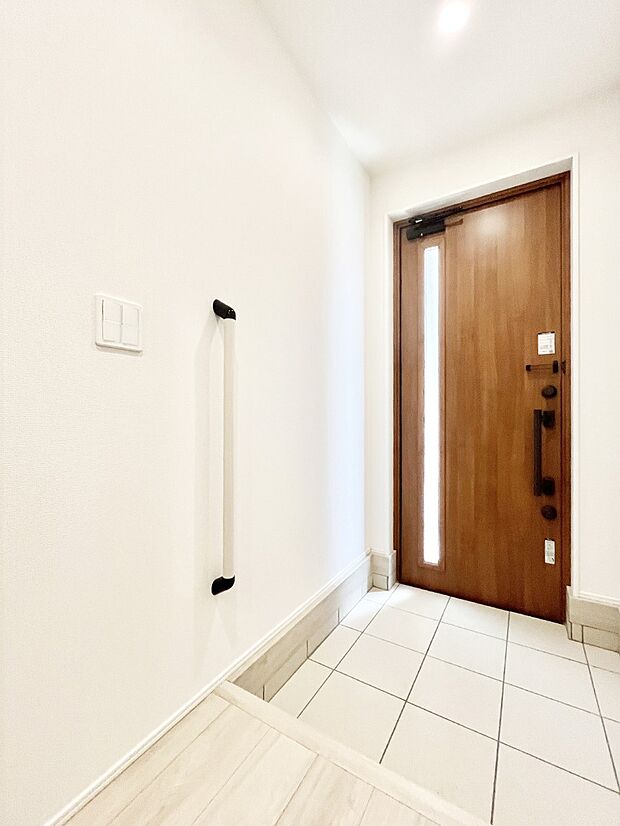 ガラススリットの入った玄関ドアが室内に光を届けてくれます