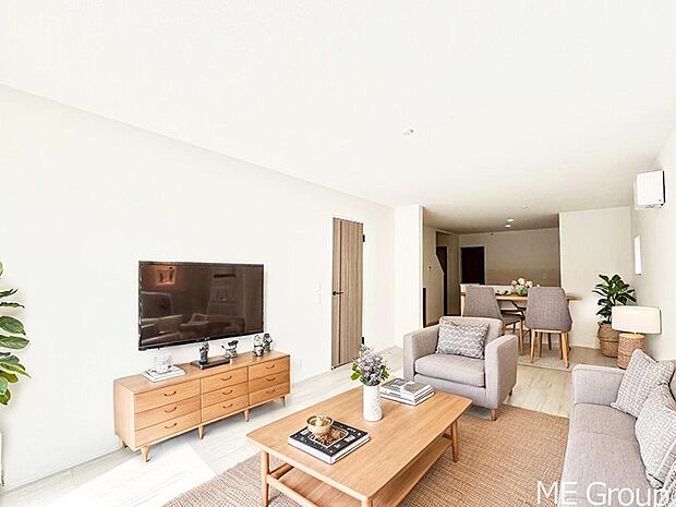 落ち着いた雰囲気のLDKは家族みんなの快適空間※家具はCGです