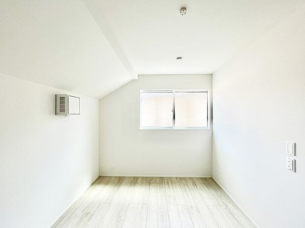 窓からのやさしい光が心地よいプライベートルーム