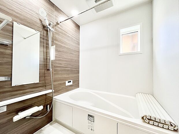 一日の疲れを癒してくれる明るい清潔感のあるバスルーム