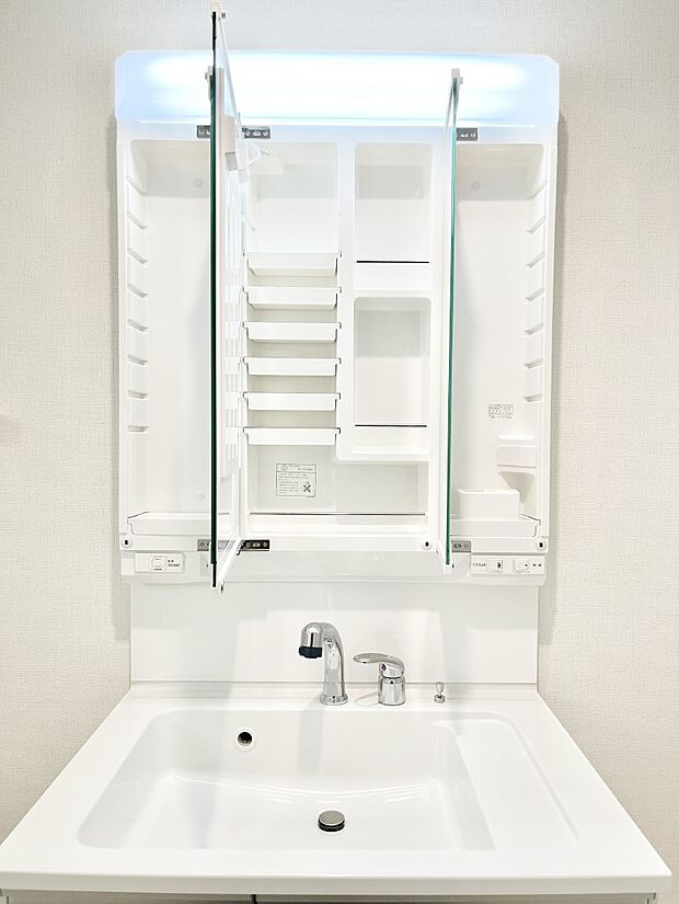 三面鏡の裏に、化粧品や衛生用品などを収納可能。洗面台をすっきりと保ちます!