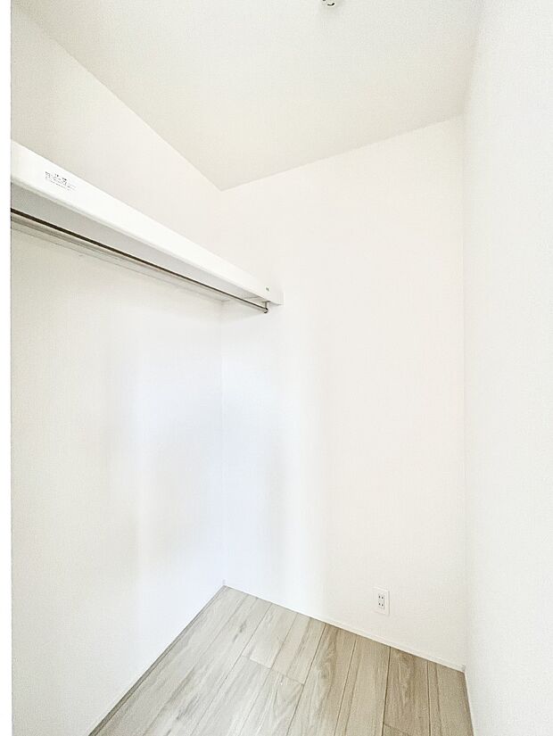 ウォークインクローゼットの活用で生活空間スッキリ