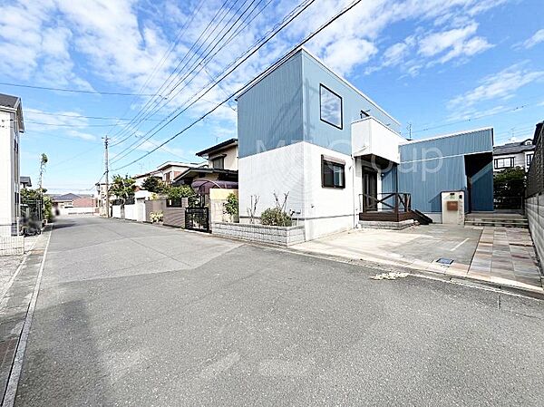 ～Exterior～　前面道路：南西 6m 公道　前面道路は閑静な住宅地をはしる車通りの少ない道路。駐車の出し入れもらくらくです！ご不明点・現地見学のご希望は、お気軽にお問い合わせください！