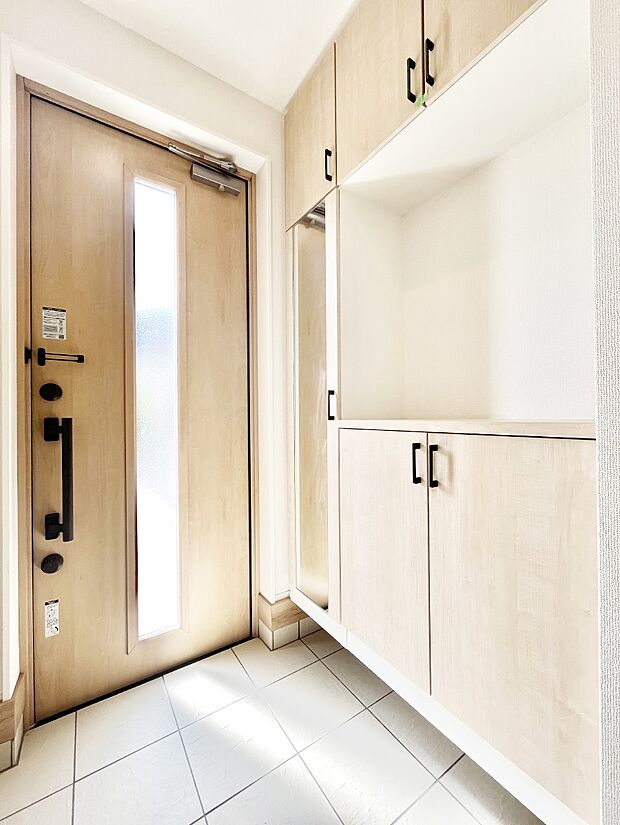 ◆1号棟◆〜Entrance〜 下駄箱ミラー付なので、お出かけ前の身だしなみチェックに◎玄関はお客様をお出迎えする一番最初の場所、帰ってくる時に入る最初の場所。そんな場所だからこそ、より良い空間に…♪