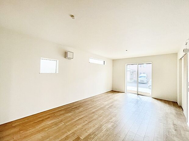 ◆1号棟◆〜Living〜 飽きの来ないシンプルでおしゃれなLDK。大きな窓から日差しが差し込むので室内も明るく、家族の憩いの場としてピッタリです。開放感と日当たりの良さを是非ご覧ください!