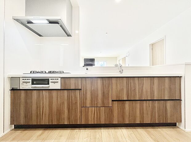 ◆1号棟◆〜Kitchen〜　広くて使いやすいキッチンなら家族でいっしょに料理をつくったり、後片付けも手間なくできちゃいます♪収納もたっぷりあるので、いつもすっきりと清潔な印象を保てます。