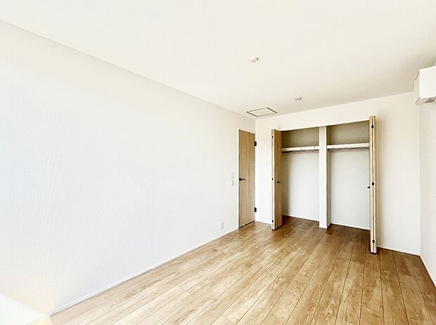 ◆1号棟◆〜Bed Room〜  全居室には収納クローゼットを完備！普段使いのお洋服や小物はもちろん、季節物のお洋服などもしっかりと整理整頓おしまい頂けます。  居室空間を広く使用できますね。
