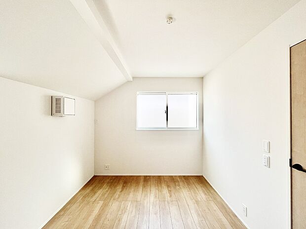 ◆1号棟◆〜Bed Room〜 子供部屋はお子様にとって大変重な役割があります。子供一人で過ごす空間を与えることで、宿題や勉強時間も自然と増えまた自ら部屋の片付けや掃除なども促すことに繋がります。