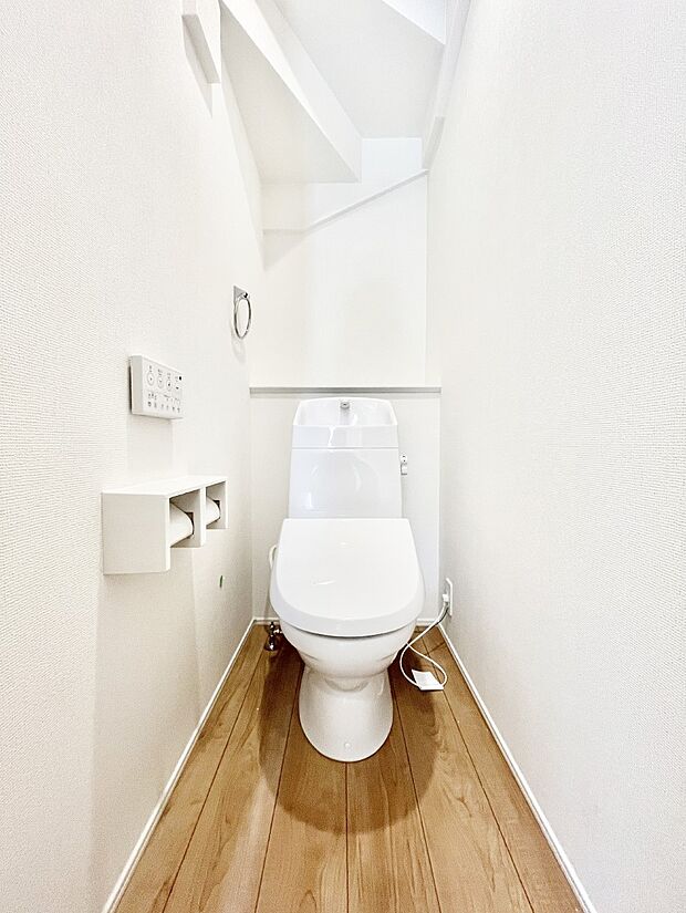 ◆1号棟◆〜Toilet〜 清潔感のある水回り♪トイレはウォシュレット付きです◎トイレは毎日使わざるを得ないもの。いつも清潔を保ちたいですね。トイレが2ヶ所あるので朝の混雑時に便利です!