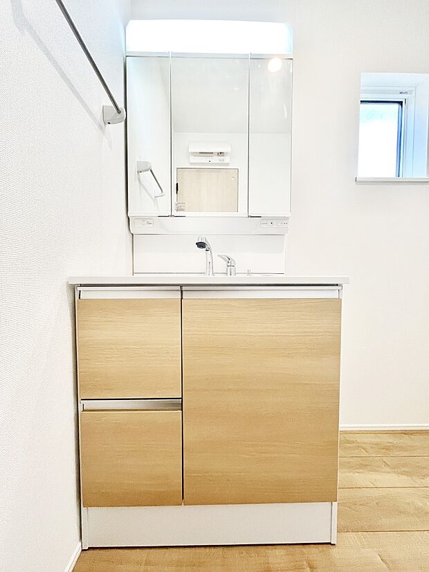 ◆1号棟◆〜Dressing Room〜　十分な大きさの洗面台は収納もさる事ながら、身だしなみチェックや歯磨きなど、朝の慌ただしい時間でもホテルライクなスペースで余裕とゆとりを感じて頂けます。