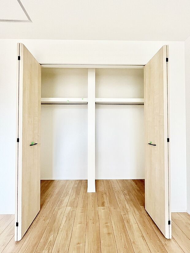 ◆1号棟◆〜Closet〜　壁面クローゼットがあればタンスを置く必要がなく、出っ張りのないスッキリ空間を維持できます。限られたスペースを有効に活用できそう。衣類や趣味の品などたっぷり収納出来ますね♪