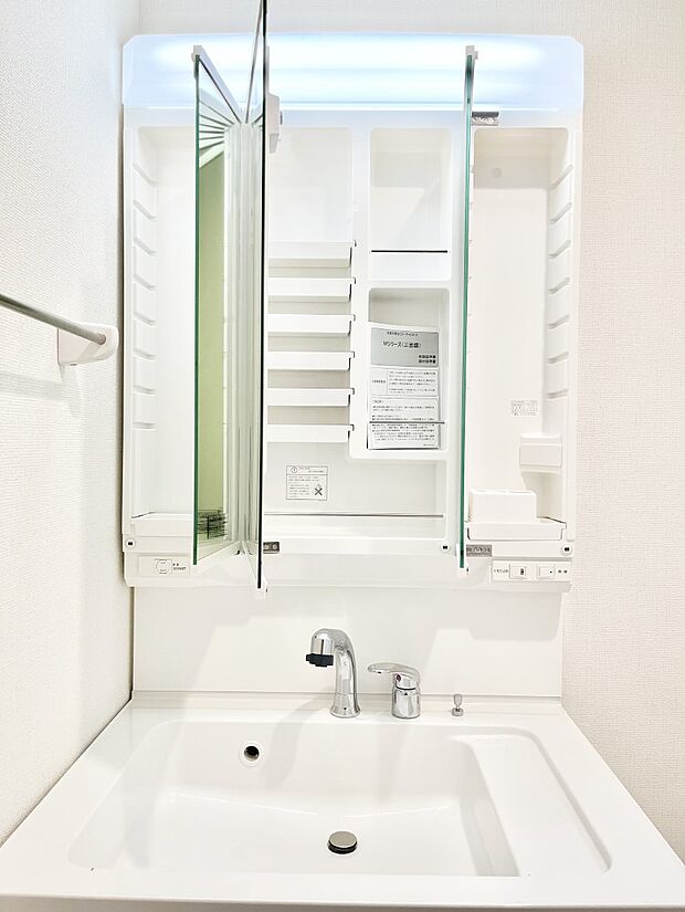 ◆1号棟◆三面鏡の裏に、化粧品や衛生用品などを収納可能。洗面台をすっきりと保ちます！