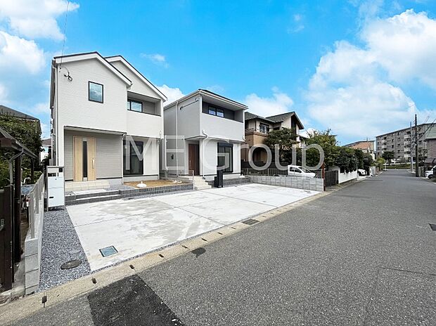 〜Exterior〜 前面道路:南西 6m 公道 前面道路は閑静な住宅地をはしる車通りの少ない道路。駐車の出し入れもらくらくです!ご不明点・現地見学のご希望は、お気軽にお問い合わせください!