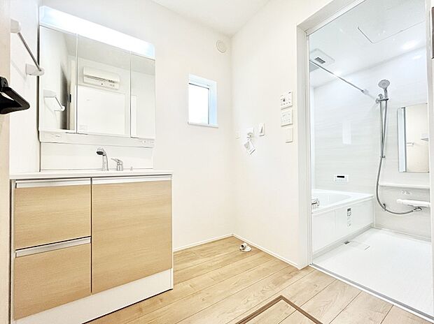 ◆1号棟◆~Dressing Room~ 暗くなりがちな洗面所も窓があると採光と換気が可能なので気持ちよくお使い頂けます。三面鏡タイプの洗面台は鏡裏収納で散らかりがちな洗面所もスッキリ♪