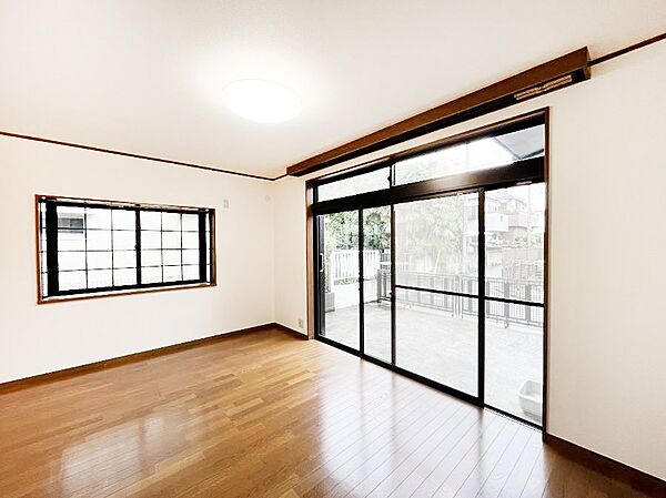 ～Living～  豊かな陽光がこの場所を照らしだす。  光溢れるこの空間はみんなの笑顔が集う場所、時を忘れ、つきることのないたわいもない会話を楽しむ時間、たくさんの思いが綴られる場所。