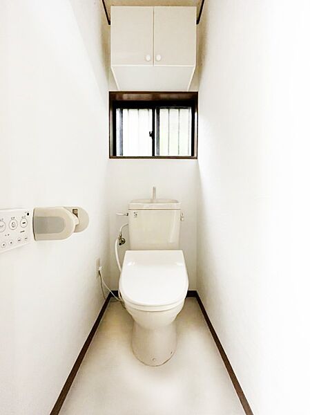～Toilet～　綺麗・スッキリ・快適なウォシュレット付トイレでくつろげる空間です。1、2階共にトイレスペース！採光もあり明るく、快適空間となっております♪毎日使う場所だからこその配慮です！