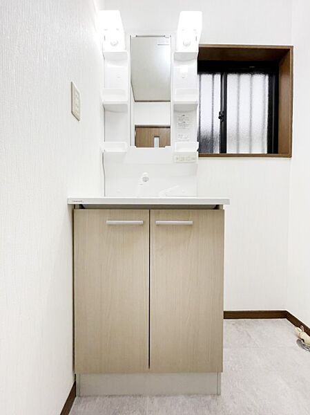 ～Dressing Room～　暗くなりがちな洗面所も窓があると採光と換気が可能なので気持ちよくお使い頂けます。水廻りは、シンプルかつ機能性を重視して。