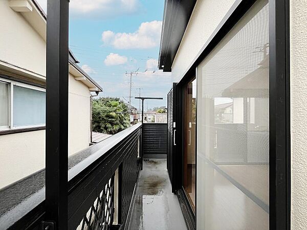 ～Balcony～  バルコニーは温かい陽がさしこみ、お布団や洗濯物を気持ちよく干すことができます。  使いやすく開放的なバルコニーです♪陽ざしがたっぷり降り注ぐ、バルコニー付き住まい。