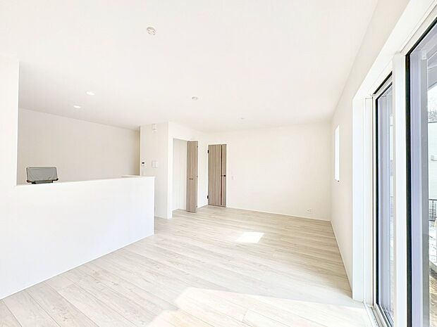 ◆2号棟◆~Living~ 豊かな陽光がこの場所を照らしだす。 光溢れるこの空間はみんなの笑顔が集う場所、時を忘れ、つきることのないたわいもない会話を楽しむ時間、たくさんの思いが綴られる場所。