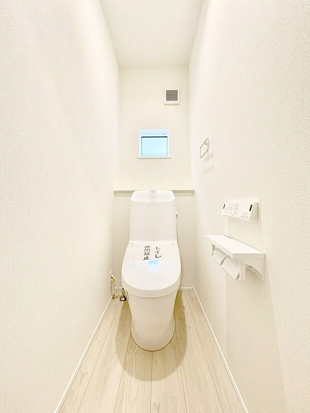 ◆2号棟◆~Toilet~ 清潔感のある水回り♪トイレはウォシュレット付きです◎トイレは毎日使わざるを得ないもの。いつも清潔を保ちたいですね。トイレが2ヶ所あるので朝の混雑時に便利です!