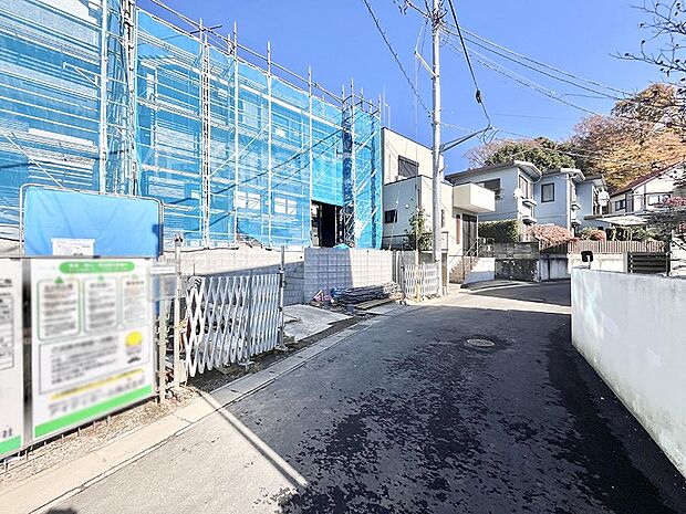 〜Exterior〜 前面道路:南3.8m公道 前面道路は閑静な住宅地をはしる車通りの少ない道路。駐車の出し入れもらくらくです!ご不明点・現地見学のご希望は、お気軽にお問い合わせください!