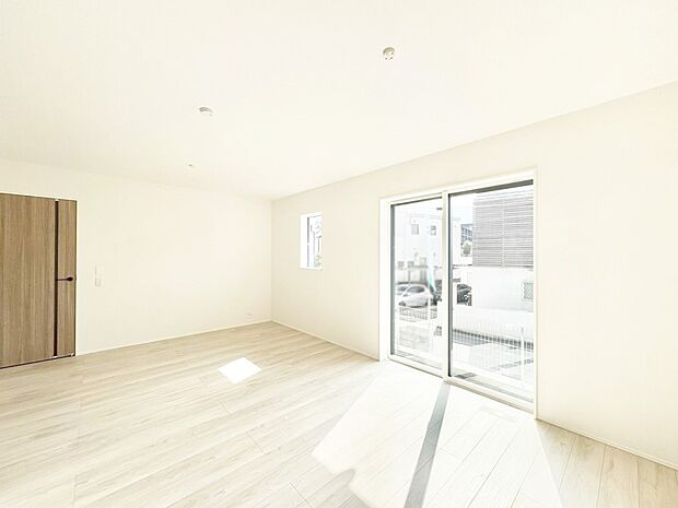 ◆2号棟◆~Living~ 飽きの来ないシンプルでおしゃれなLDK。大きな窓から日差しが差し込むので室内も明るく、家族の憩いの場としてピッタリです。開放感と日当たりの良さを是非ご覧ください!