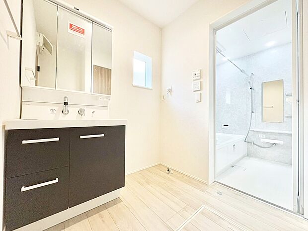 ◆2号棟◆~Dressing Room~ 暗くなりがちな洗面所も窓があると採光と換気が可能なので気持ちよくお使い頂けます。三面鏡タイプの洗面台は鏡裏収納で散らかりがちな洗面所もスッキリ♪