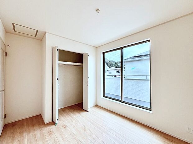 〜Bed Room〜  全居室には収納クローゼットを完備！普段使いのお洋服や小物はもちろん、季節物のお洋服などもしっかりと整理整頓おしまい頂けます。  居室空間を広く使用できますね。