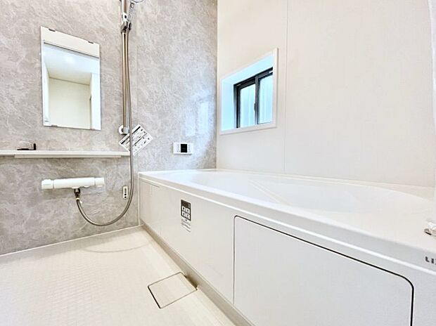 〜Bath Room〜　落ち着いた雰囲気の浴室で明日に向けてリフレッシュ。浴室乾燥機能も付いているので隣の洗濯機置き場で洗い上がった洗濯物を、雨の日も天気を気にせず乾燥させることも可能です。