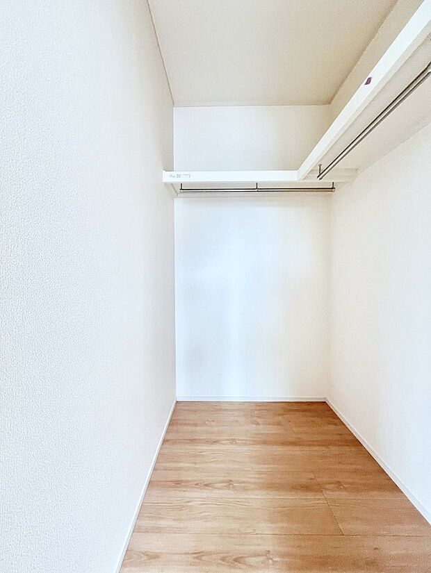 〜Walk-in Closet〜　必要なものやコーディネートを一覧して確認でき、身支度や準備が短時間で済むウォークインクローゼットを設置しました。家の中をすっきりとさせる便利な収納スペースです。