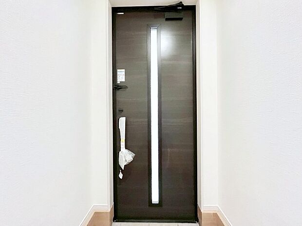 ガラススリットの入った玄関ドアが室内に光を届けてくれます